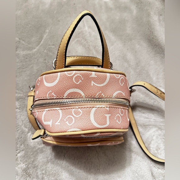 GUESS Mini Backpack 😍😍🎀 - Picture 2 of 4